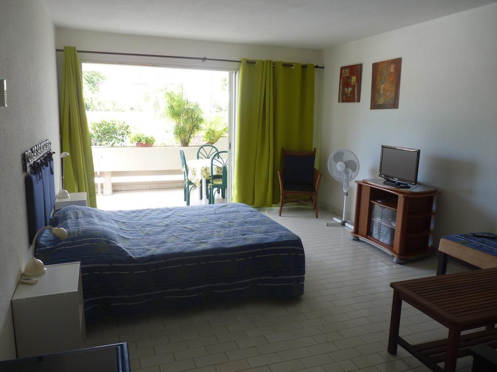 Au Meuble Des Roches Appartement Saint-Gilles-les-Bains Buitenkant foto